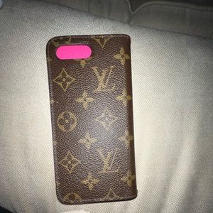 Louis Vuitton 8 plus authentic case good condition